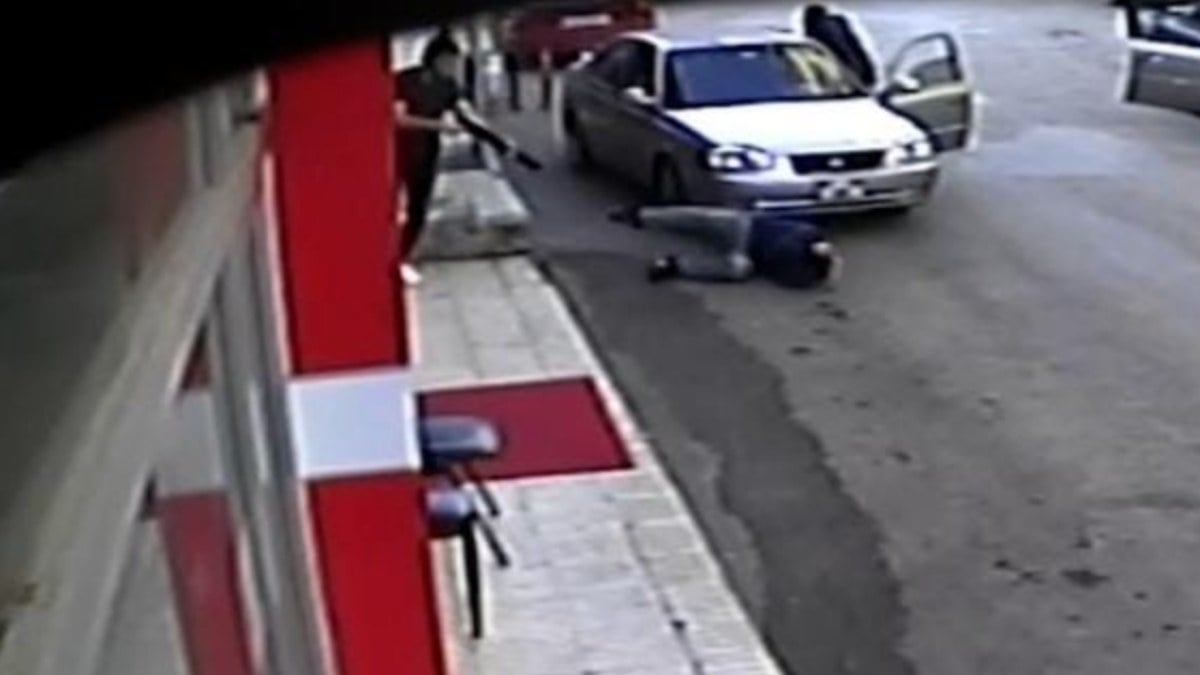 Konya’da sokaktaki silahlı pusu kameraya yansıdı