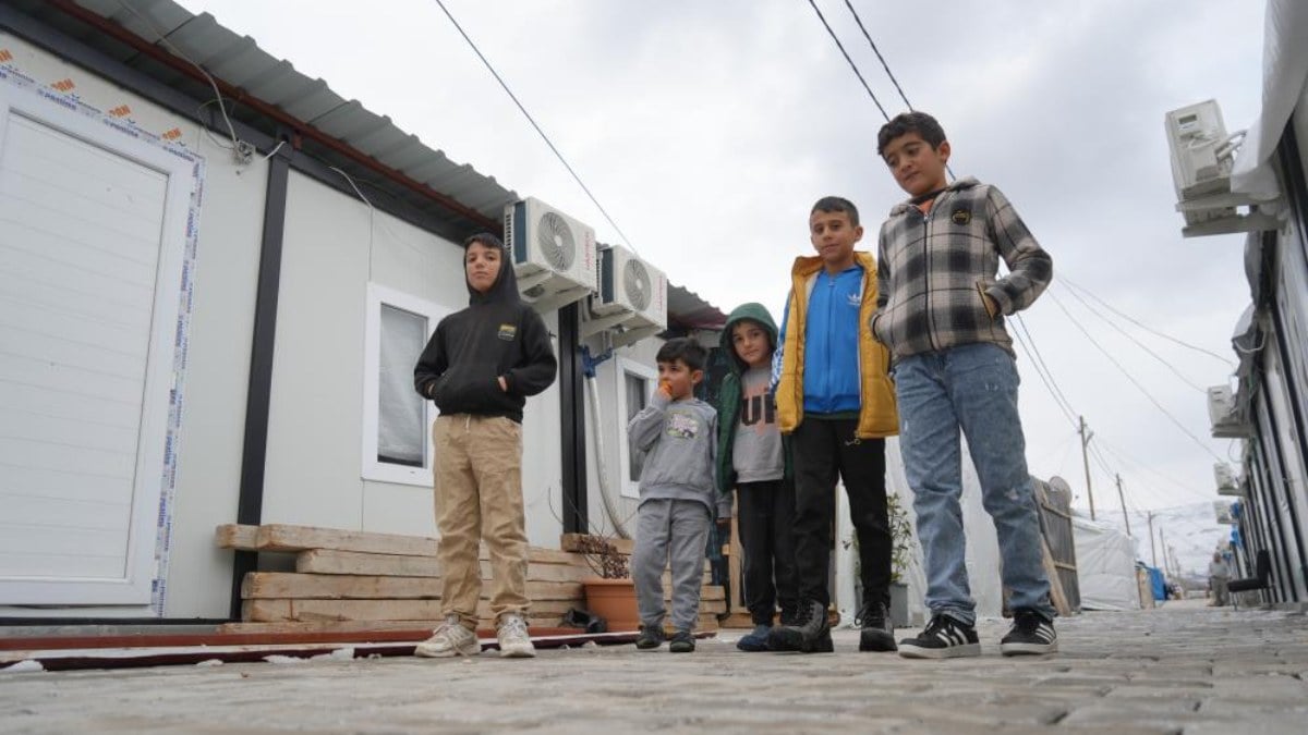 Malatya’da konteyner kentte yaşayan çocuklar her şeyden habersiz koşup eğleniyor