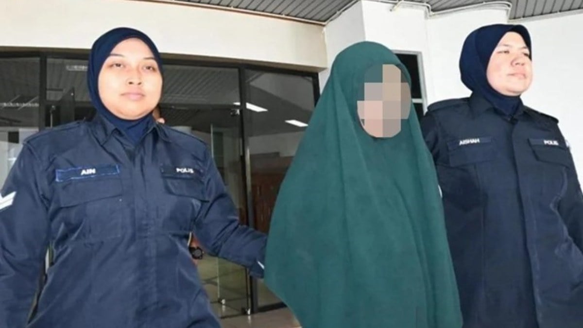 Malezya’da yetişkin filmi izleyen oğluna yaptığıyla pes dedirtti