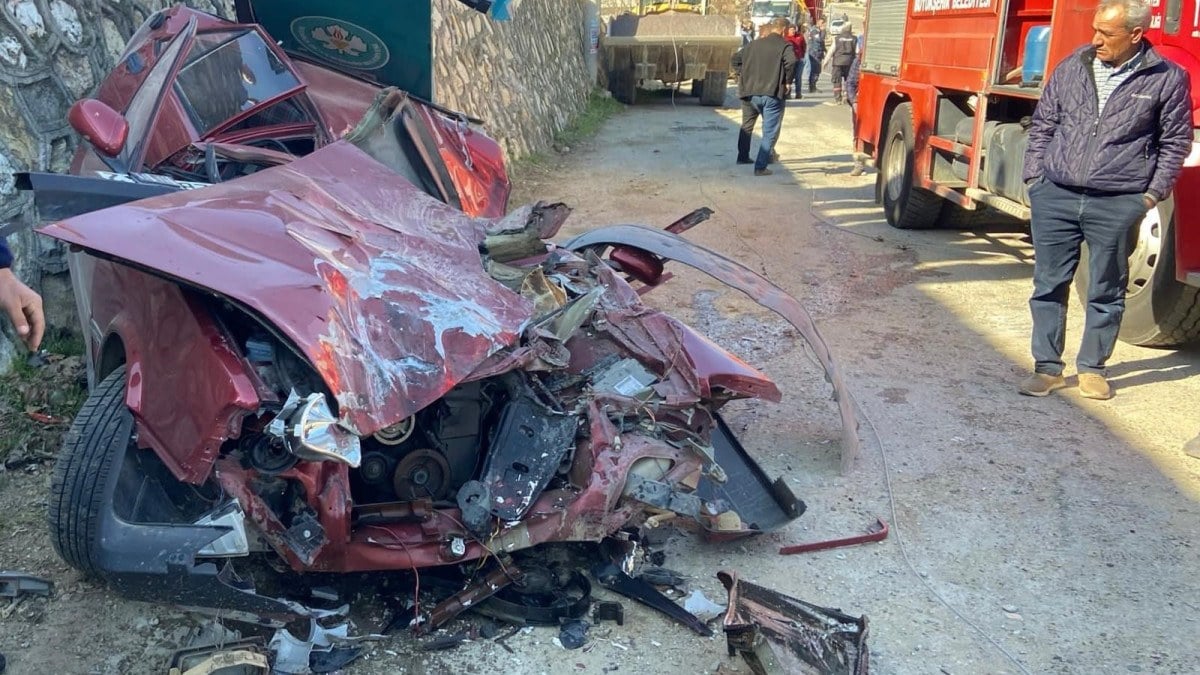 Manisa’da kamyondan düşen iş makinesi park halindeki otomobili ezdi