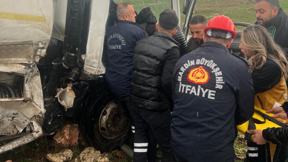 Mardin’de 3 aracın karıştığı kaza: 2’si ağır 8 yaralı