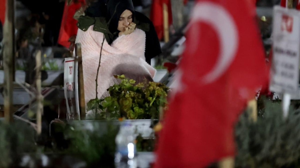 Mezarlıklarda sabahladılar: Depremde hayatını kaybedenler anılıyor