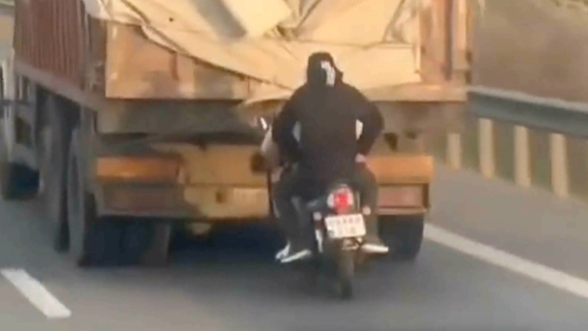 Muğla’da motosikletin tehlikeli yolculuğu görüntülendi