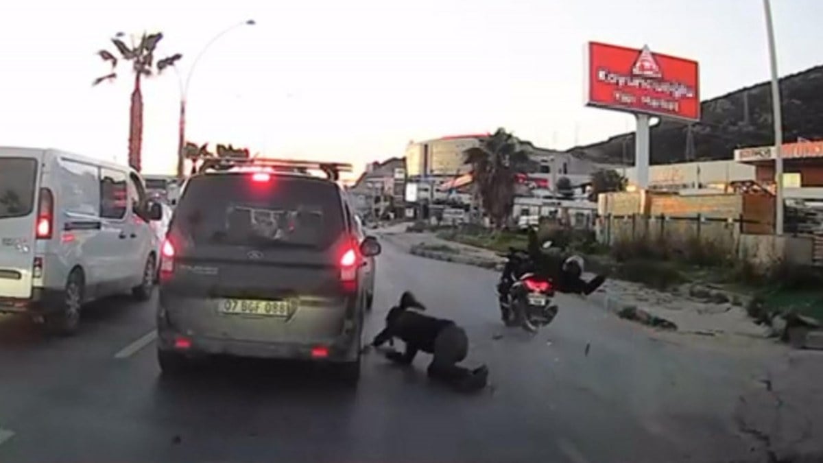 Muğla’da motosikletin yayaya çarptığı kaza görüntülendi
