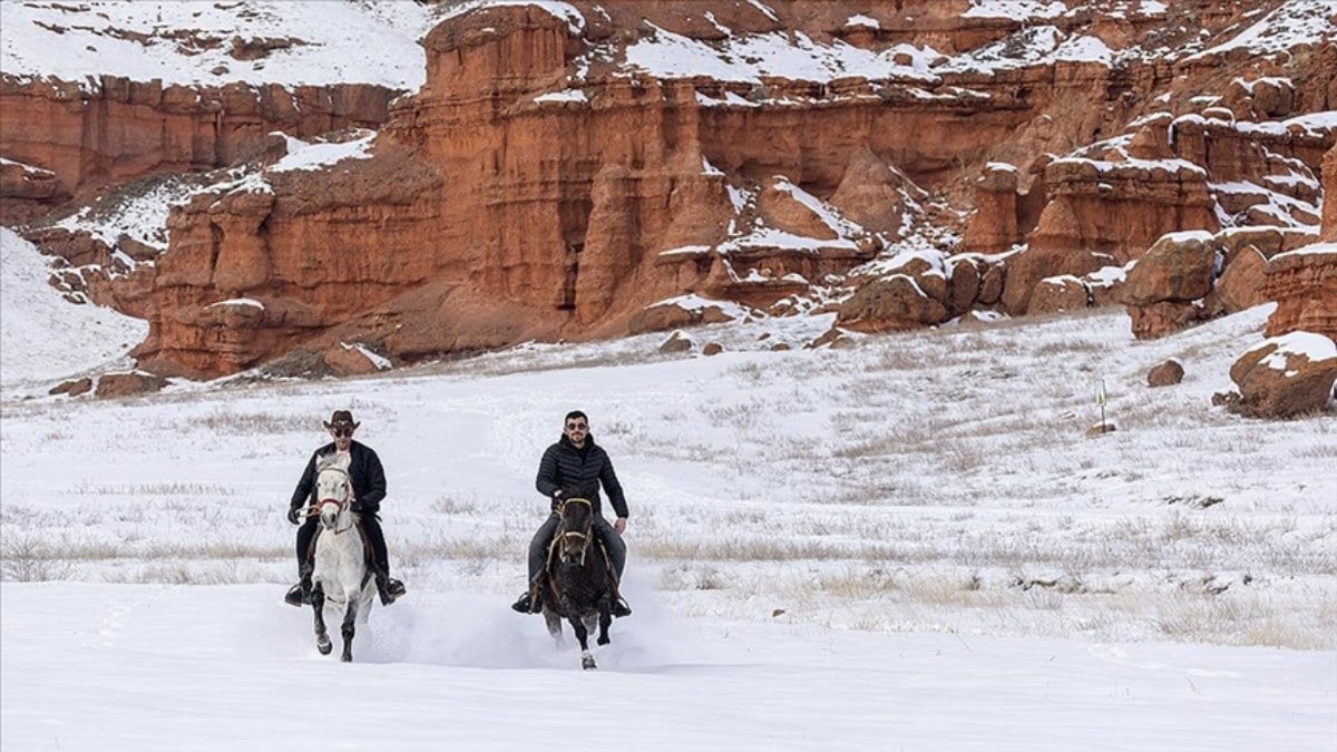 Narman Peribacaları’nda kar üstünde dörtnala gezi
