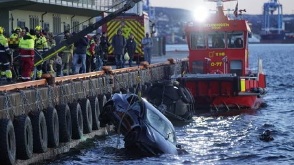 Norveç’te Tesla otomobille denize düşen 2 kişi, yüzer sauna ile kurtarıldı