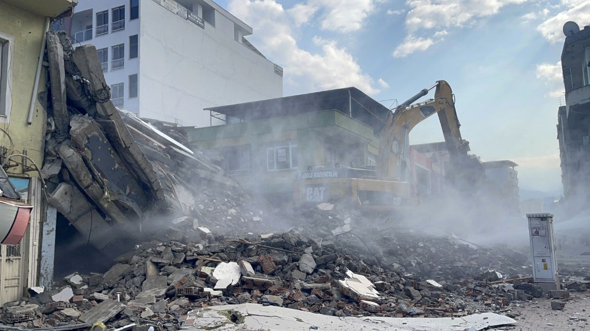 Osmaniye’de ağır hasarlı binalar yıkılıyor