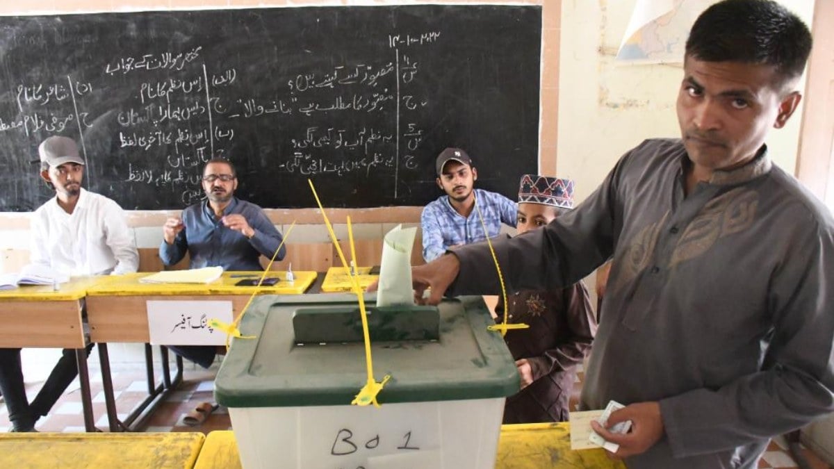 Pakistan’da halk sandık başında