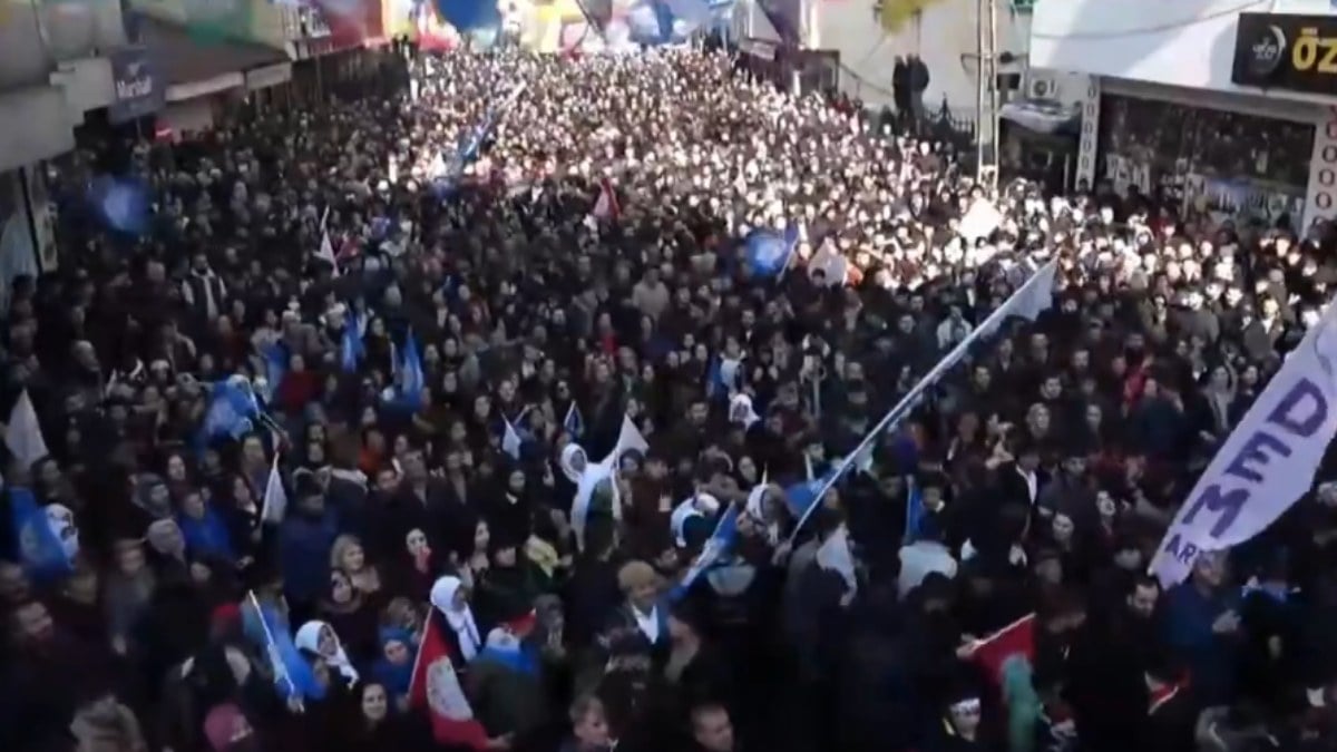 PKK’nın yakıp yıktığı Yüksekova’da, DEM Parti mitingine yoğun katılım