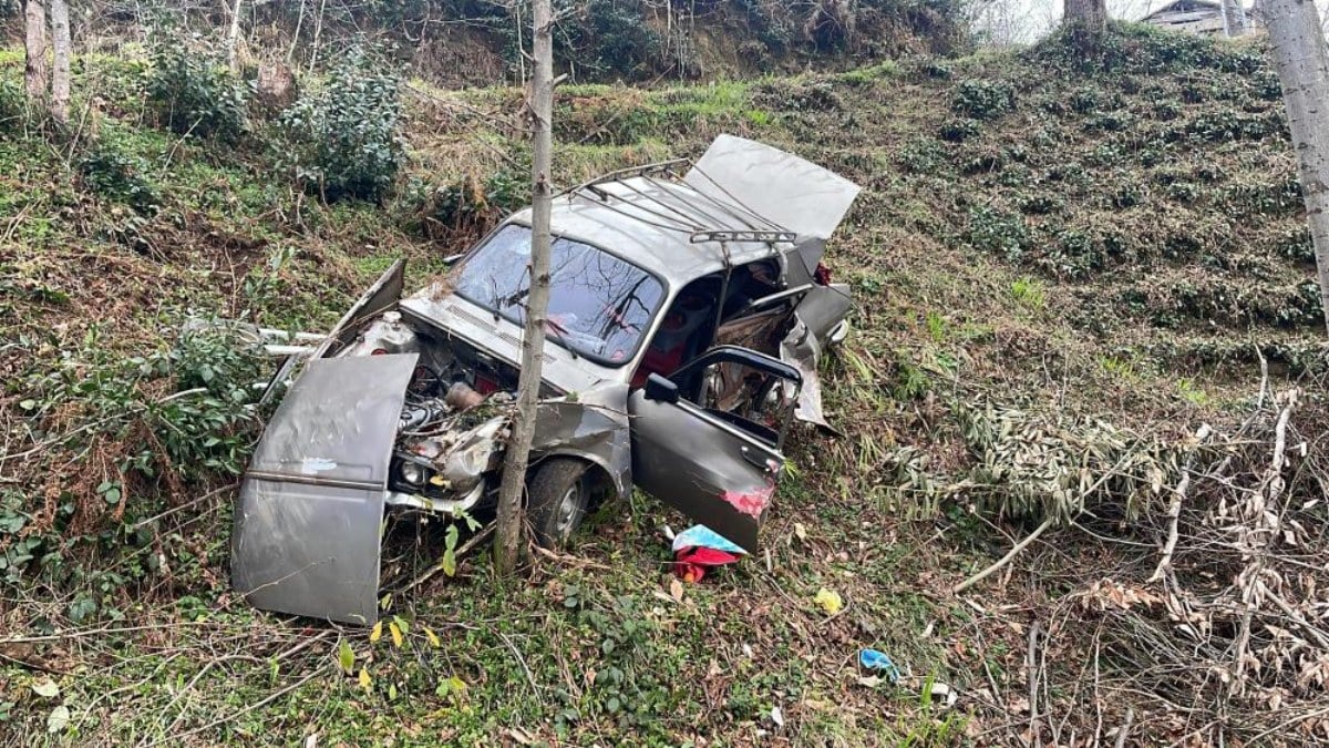 Rize’de yol kenarındaki ağaca çarpan aracın sürücüsü yola fırladı