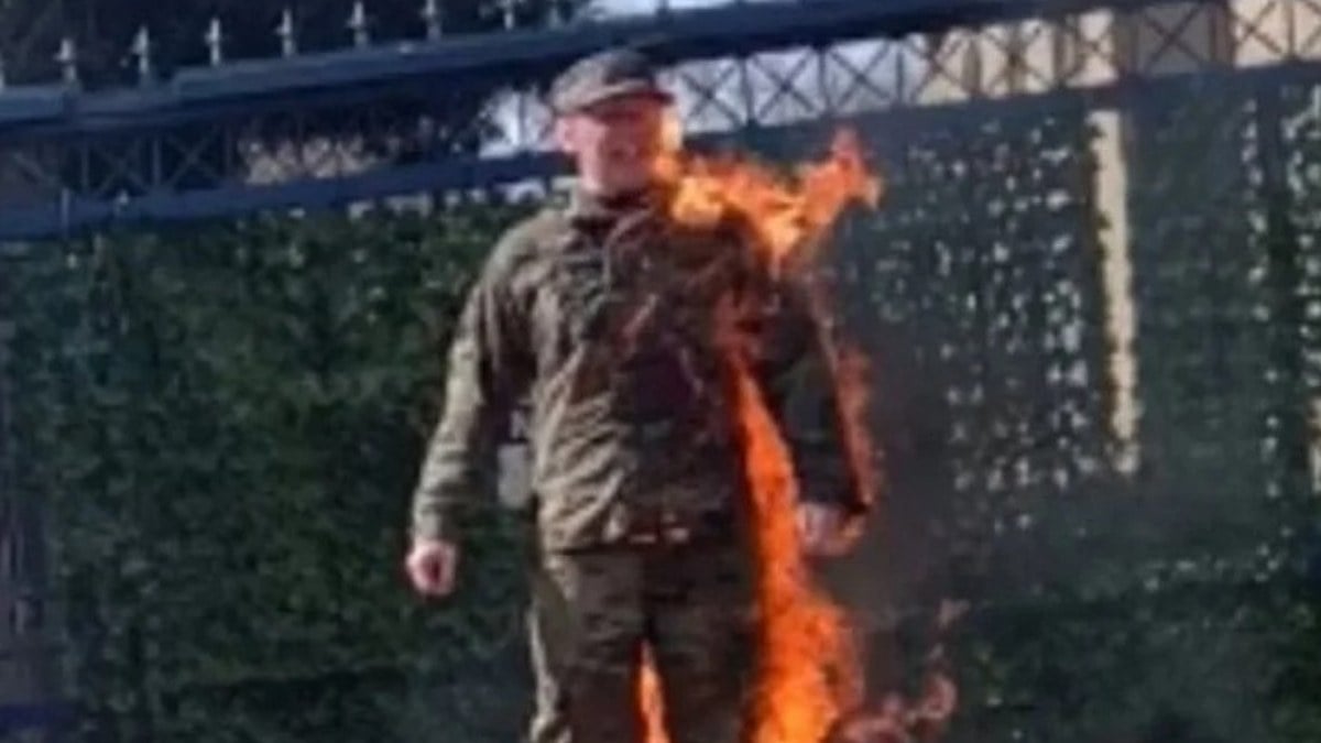 Roger Waters, Gazze için kendini yakan ABD askerinin videosunu kendi parçasıyla paylaştı