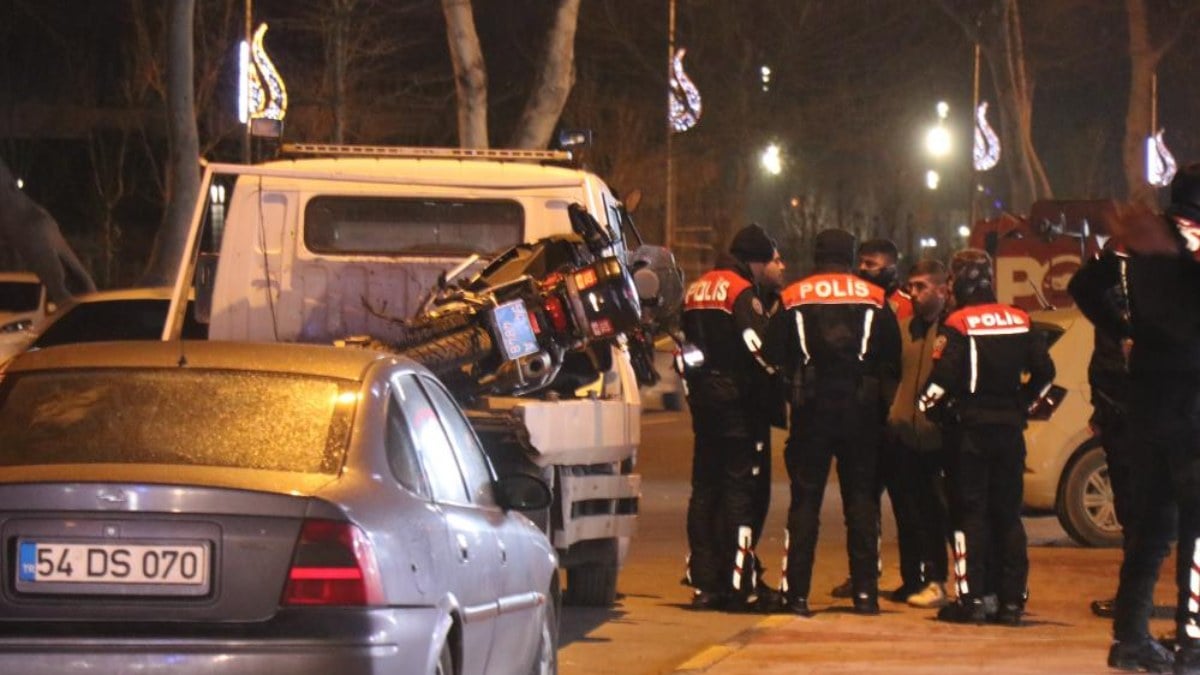 Sakarya’da çekiciden düşen polis yaralandı