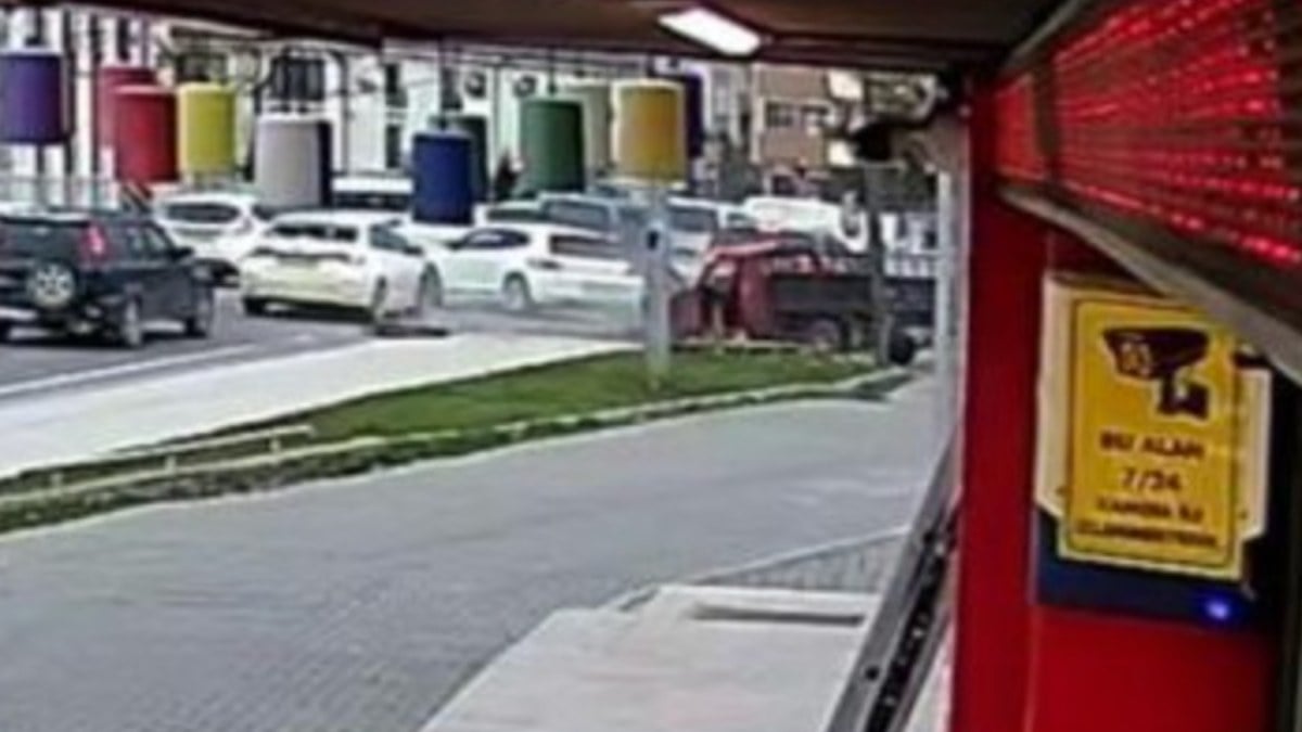 Sakarya’da ehliyetsiz ve alkollü sürücünün kazası kameraya yansıdı