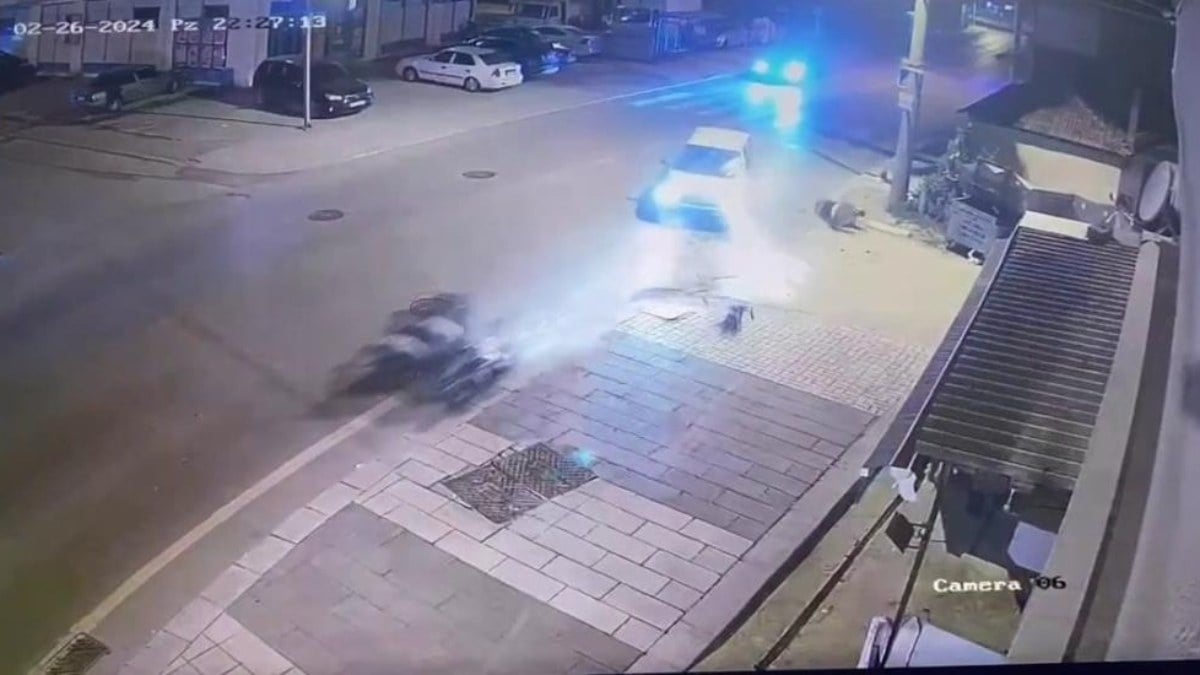 Sakarya’da motosiklet ve otomobilin kafa kafaya çarpıştığı anlar