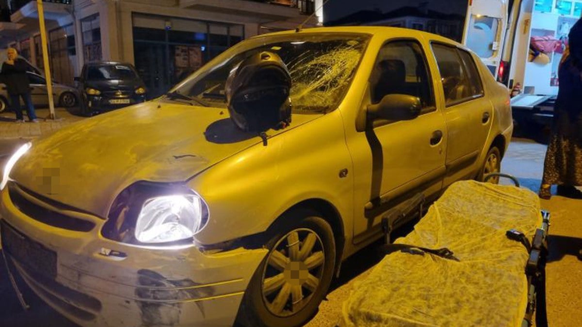 Sakarya’da otomobilin camına çarparak savrulan motosikletli yaralandı