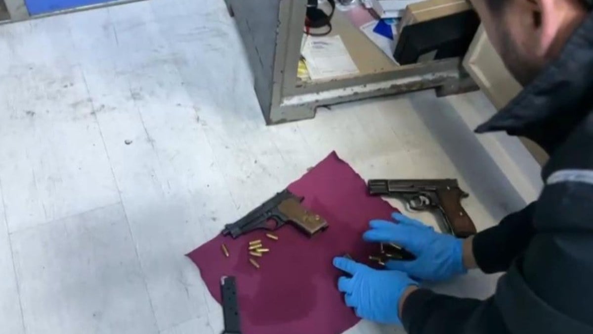 Samsun’da çelik kasada 4 tabanca ve uyuşturucu madde ele geçirdi