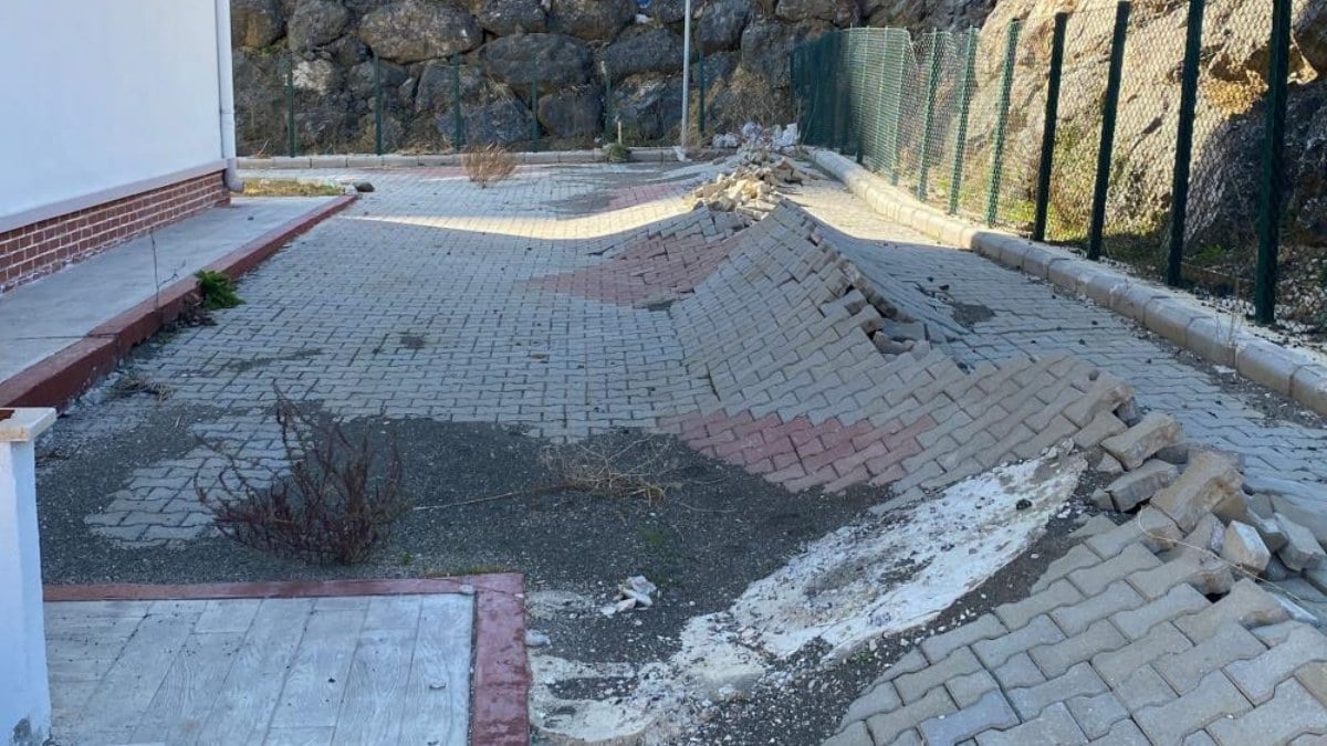 Samsun’da yeni yapılan okulun bahçesinde göçük, duvarında çatlak oluştu