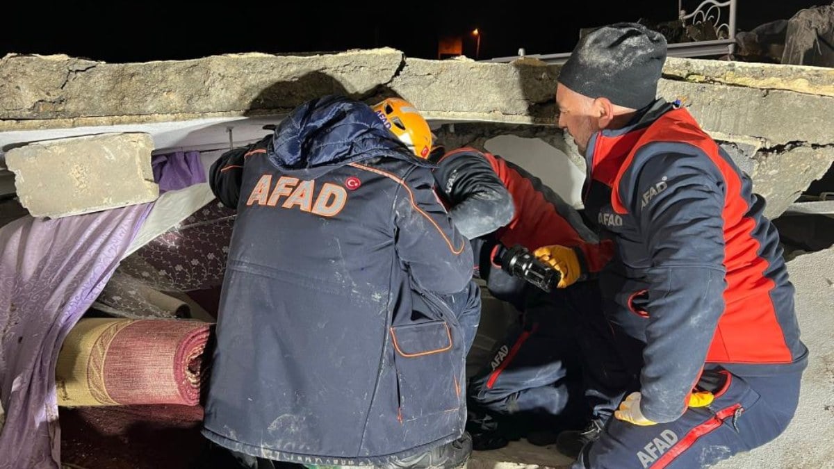 Şanlıurfa’da 2 katlı ev çöktü: 2 ölü, 8 yaralı