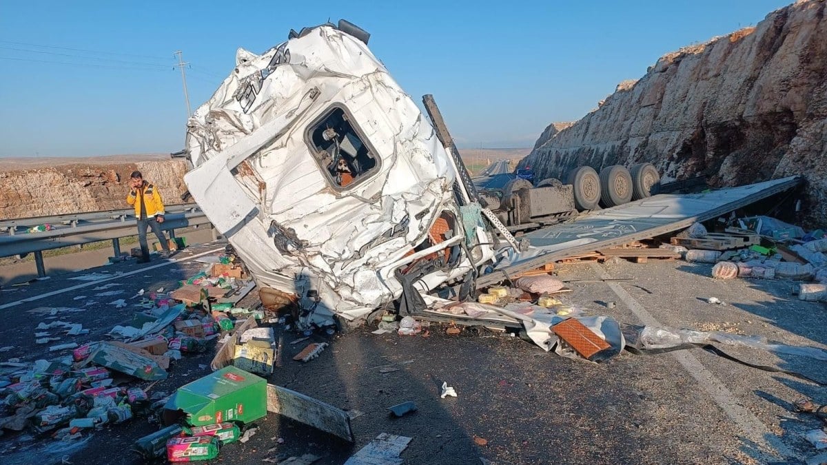 Şanlıurfa’da devrilen tırın sürücüsü kabinde sıkıştı