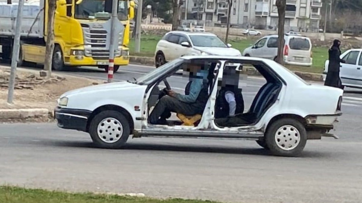 Şanlıurfa’da kapısı ve koltukları olmayan otomobilde yolculuk