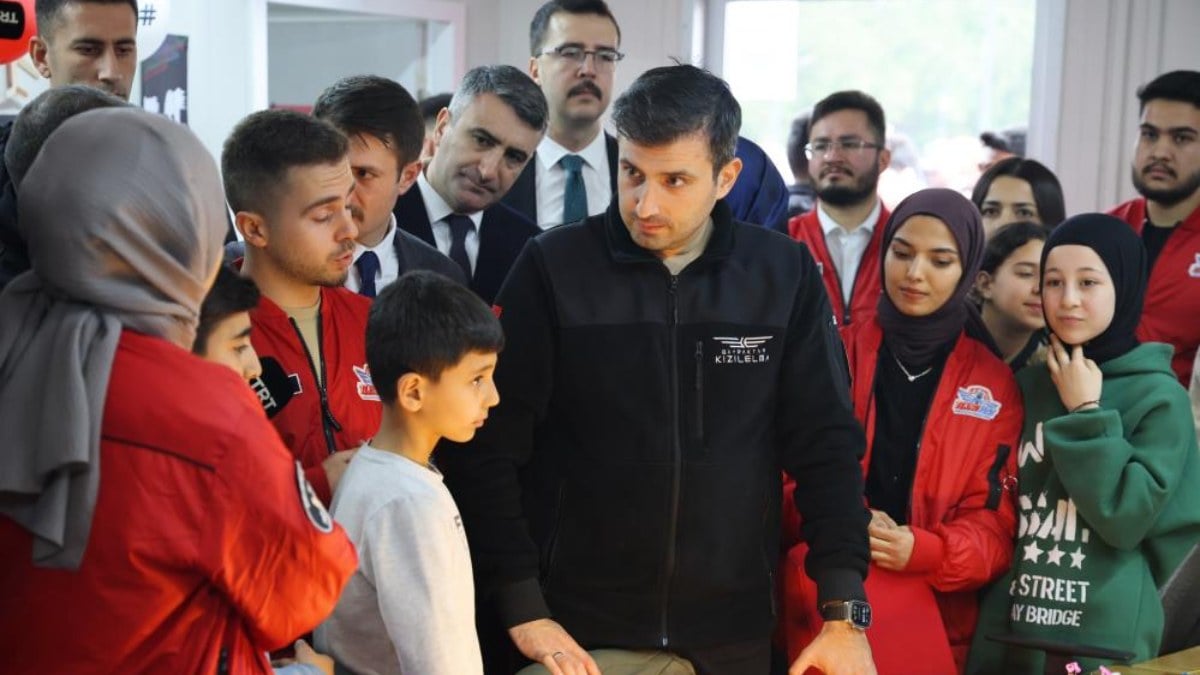 Selçuk Bayraktar, Kahramanmaraş’ta depremzedelerle buluştu