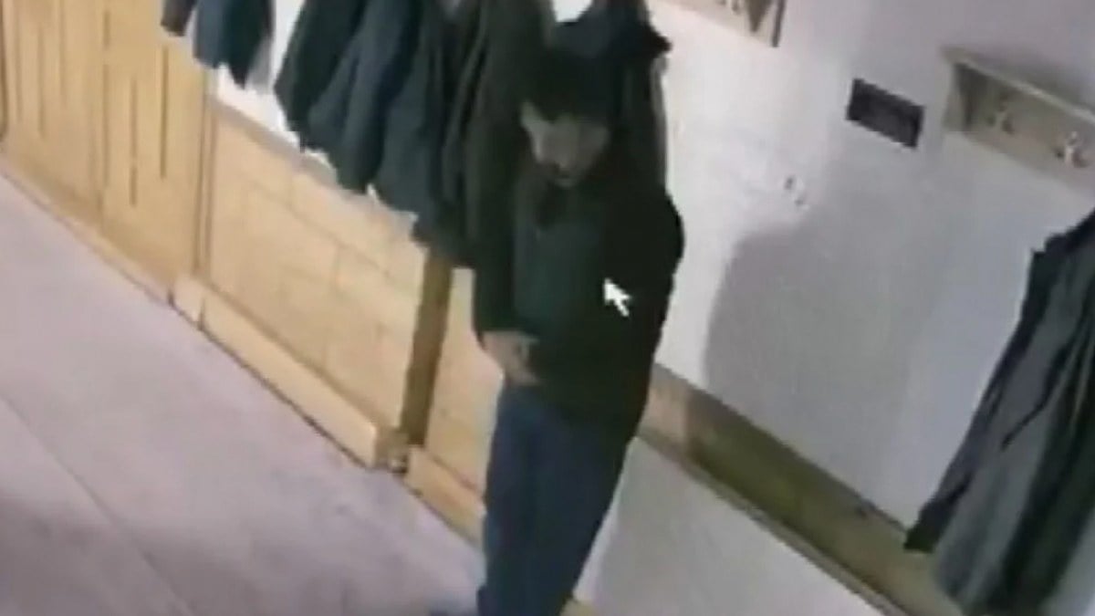 Sivas’ta cezaevinden izinli çıkan hırsız camide telefon çaldı