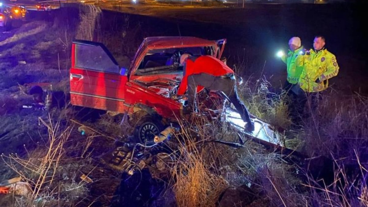 Tekirdağ’da paramparça olan araçtan 3 genç sağ çıkarıldı