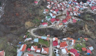 Tokat’ta heyelanların yaşandığı köy ikiye bölündü