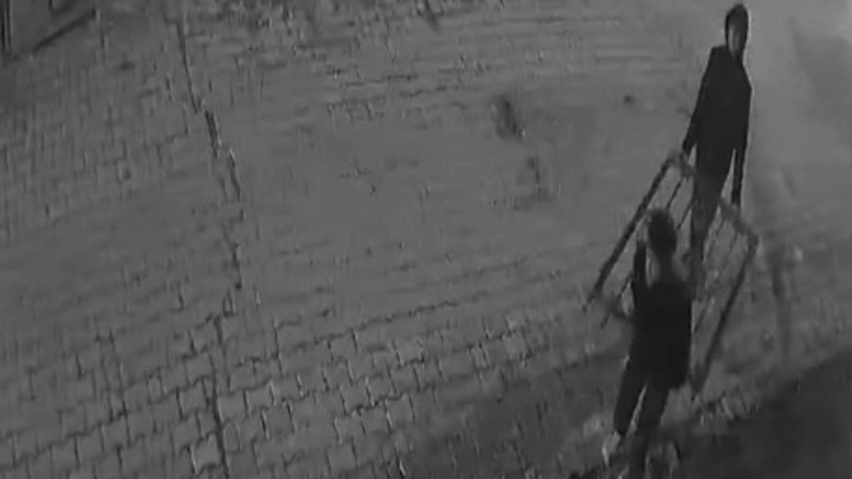 Tokat’ta mezarlık kapıları çalan hırsızlar kameralara yakalandı