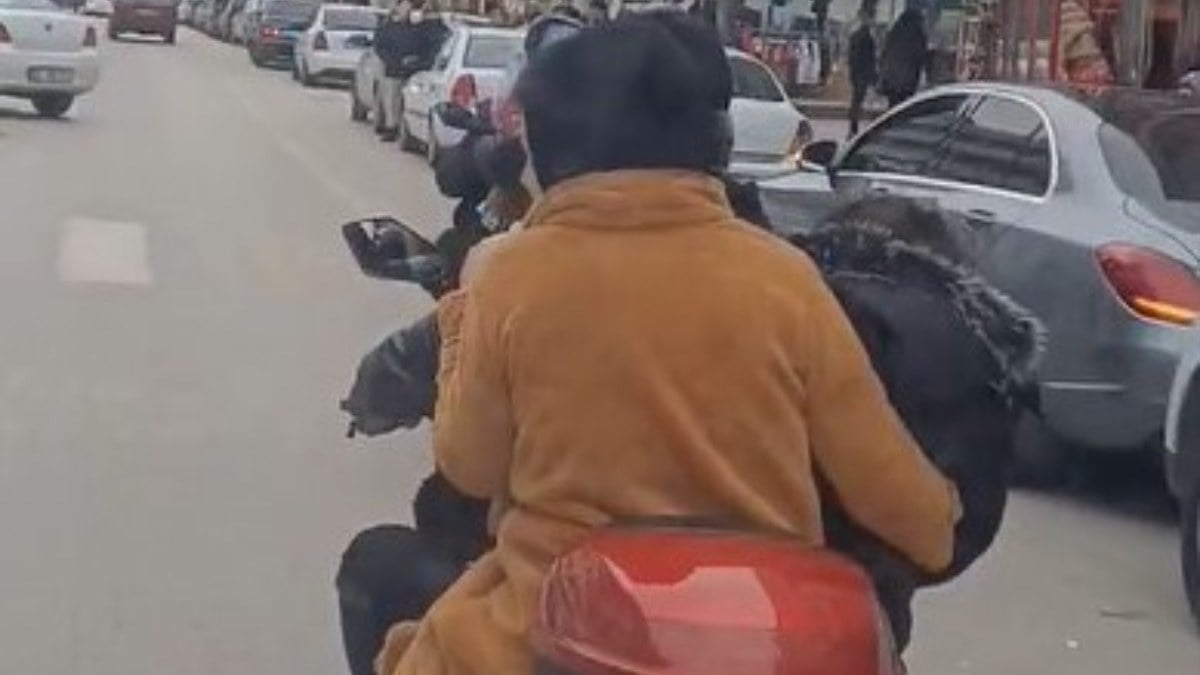 Tokat’ta trafikte tehlikeli anlar: 2 motosiklete 8 kişi bindiler