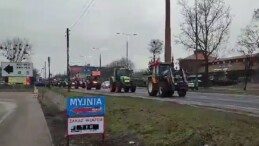 Ucuz tarım ürünü ithalatına tepki: Polonya’da çiftçiler, yolu trafiğe kapattı
