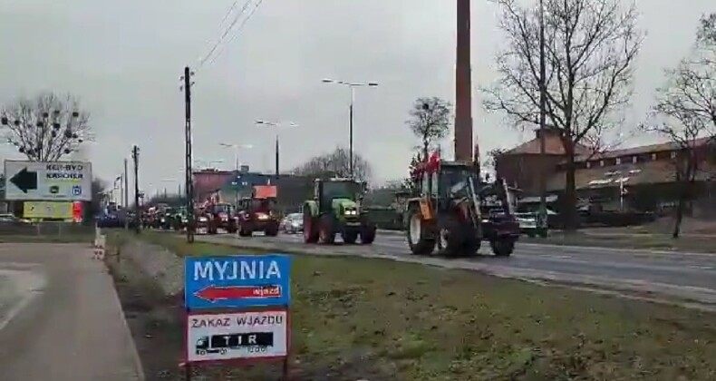 Ucuz tarım ürünü ithalatına tepki: Polonya’da çiftçiler, yolu trafiğe kapattı