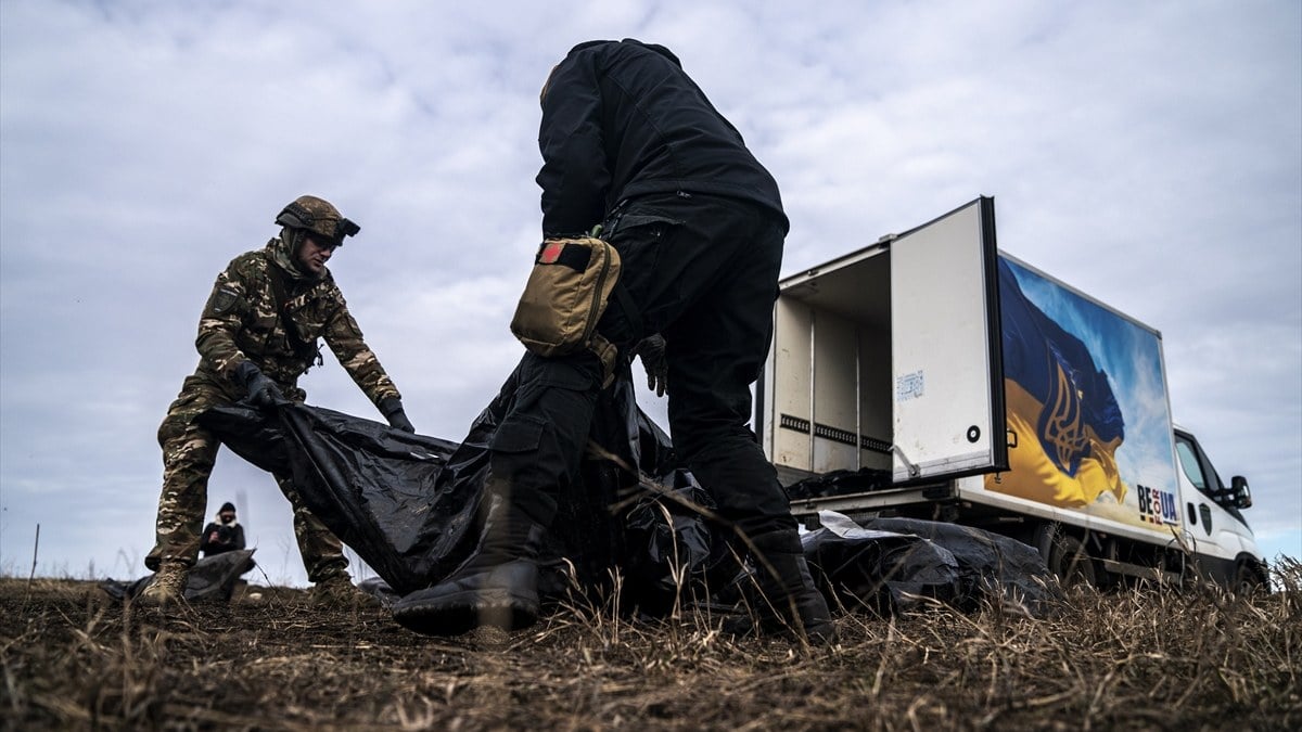 Ukraynalı gönüllüler, Rus askerlerinin cenazelerini topluyor