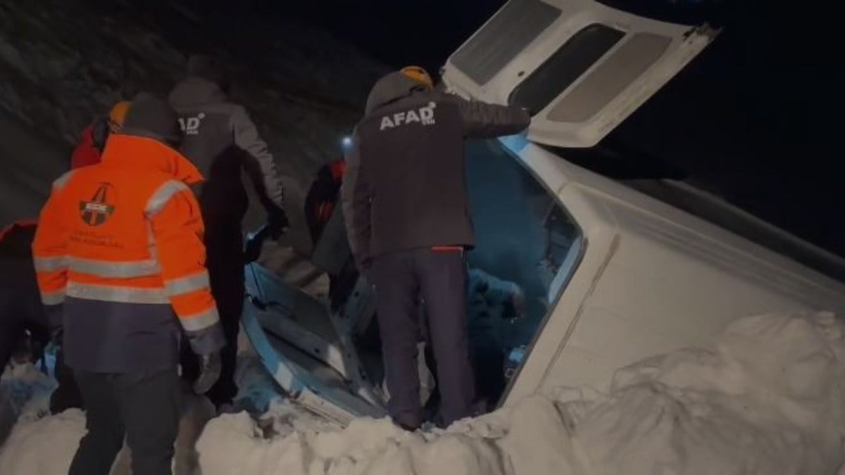 Van’da çığın sürüklediği minibüs, şarampole yuvarlandı: 1 ölü 12 yaralı