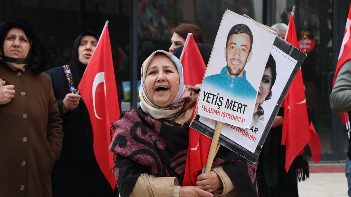 Van’da evlat nöbetindeki acılı anne: Korkmayın gelin evlatlarımızı alalım