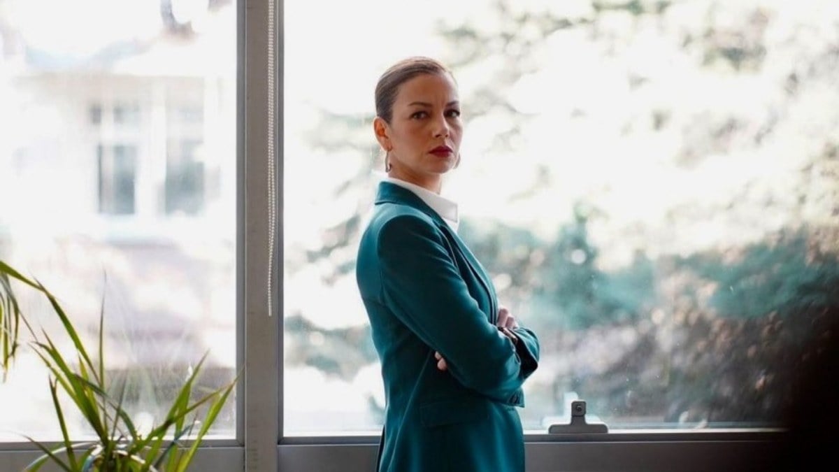 Yargı’nın İclal savcısı Defne Kayalar’ın eşini gören şaşırıyor! Meğer eşi de Yargı setindenmiş…