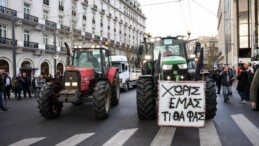 Yunanistan’da çiftçiler traktörleri ile protesto düzenledi
