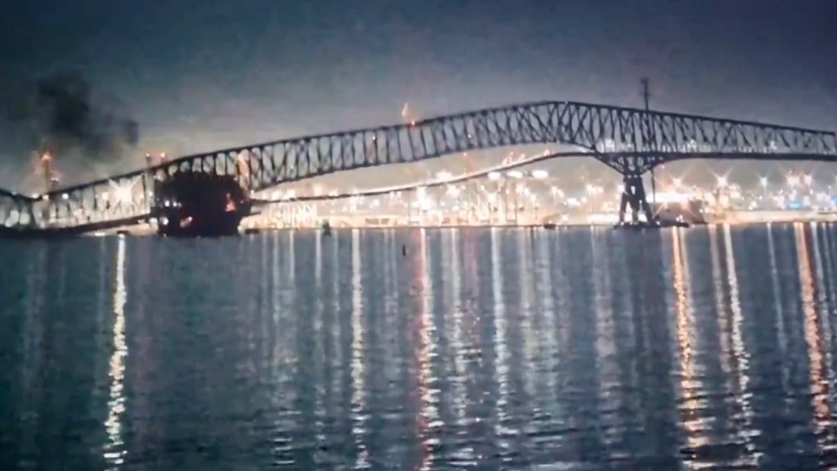 ABD’de gemi faciası: Köprüye çarptı