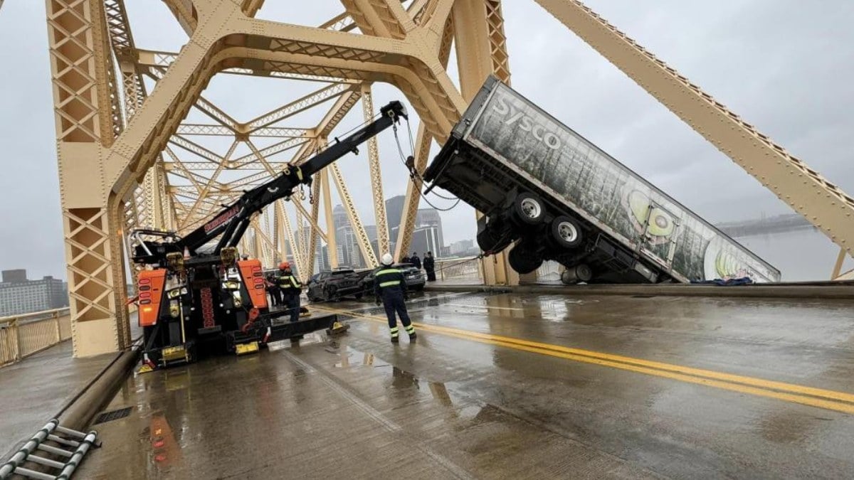 ABD’de köprü bariyerlerine çarpan kamyon havada asılı kaldı
