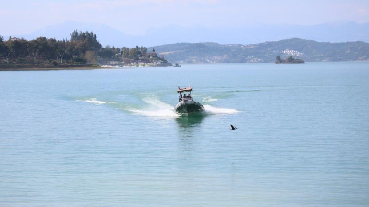 Adana’da deniz bisikletiyle gölde mahsur kalan gençler kurtarıldı