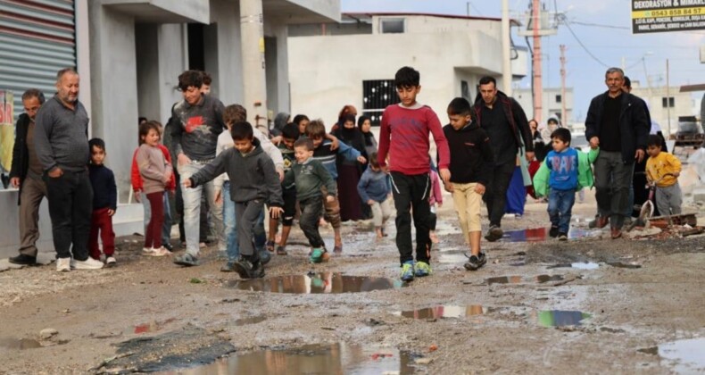 Adana’da mahalleli, bozuk yollardan şikayetçi