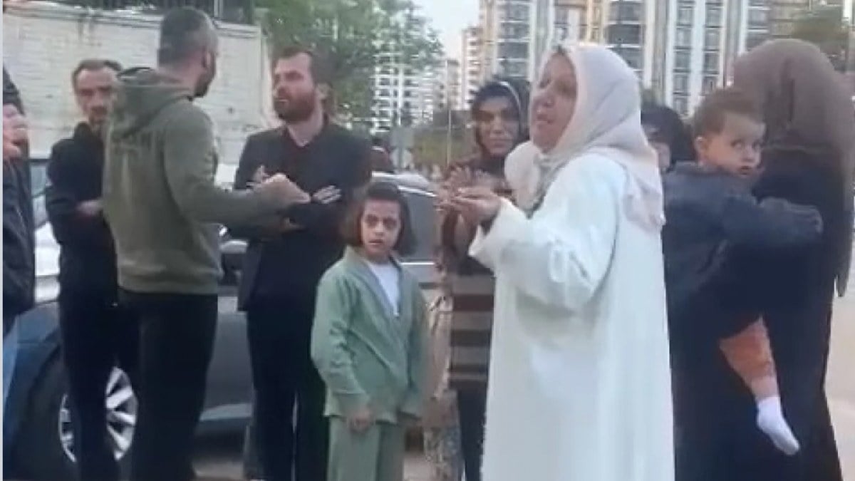 Adana’da spor salonuna Ramazan tepkisi: Salona çöp döktüler