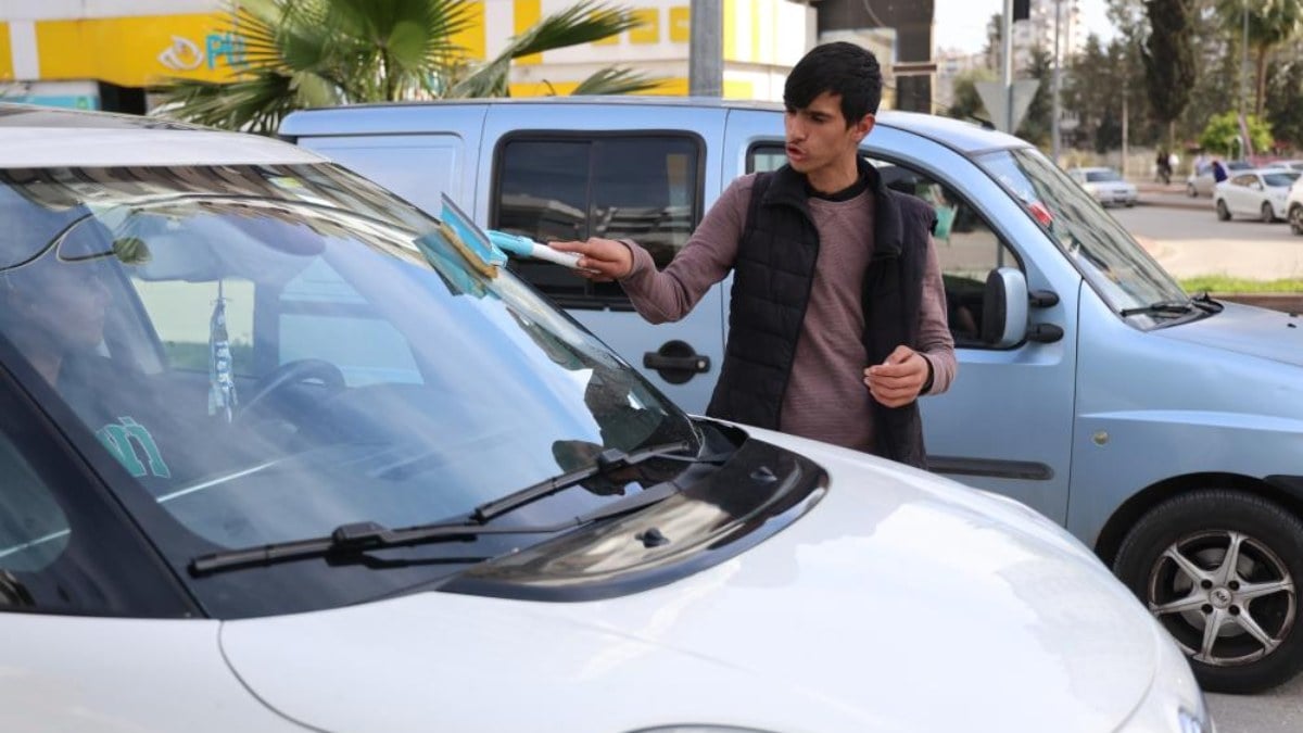 Adana’da trafikte cam silenler sürücüleri rahatsız ediyor: Çocuklarıma da bu işi yaptıracağım…