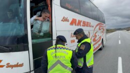 Afyonkarahisar’da kadın astsubay ile otobüs şoförünün karşılaşması ilginç anlara sahne oldu