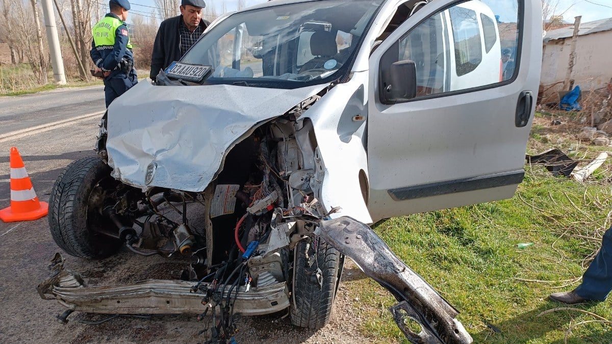 Afyonkarahisar’da tıra çarpan araç sürücüsü ağır yaralandı