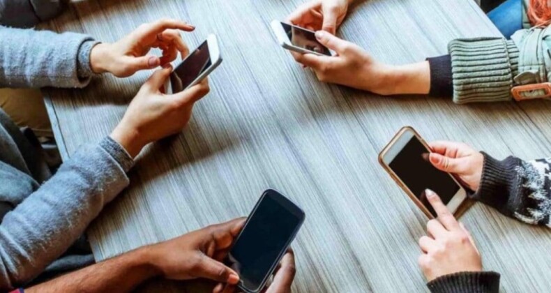 Akıllı telefon bağımlılığı artıyor: İşte çok sık ekrana bakmanın sağlığa etkileri