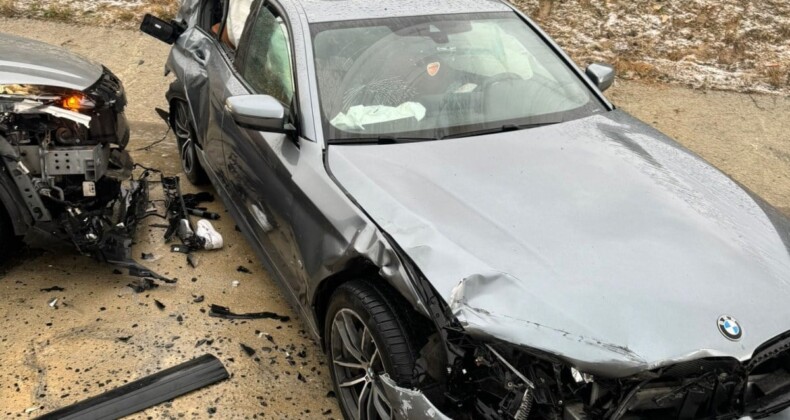 Aksaray’da kazaya yapan otomobilden inen anne- oğula başka araç çarptı