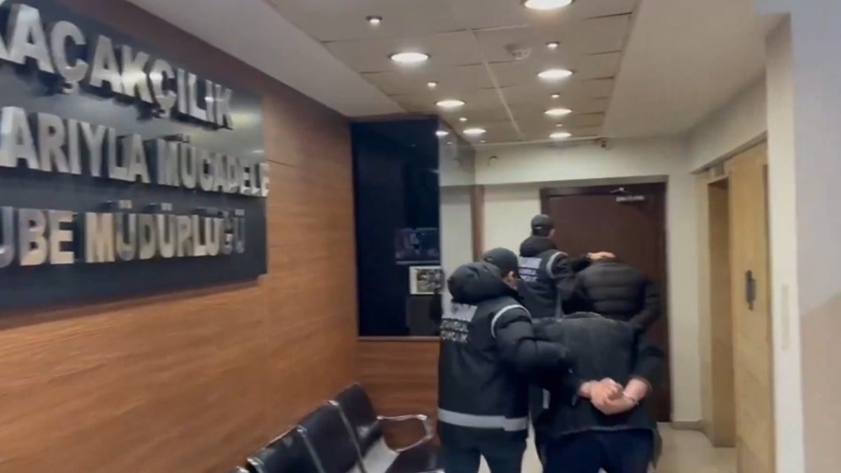 Ali Yerlikaya açıkladı: İnterpol tarafından kırmızı bültenle aranan iki kişi yakalandı