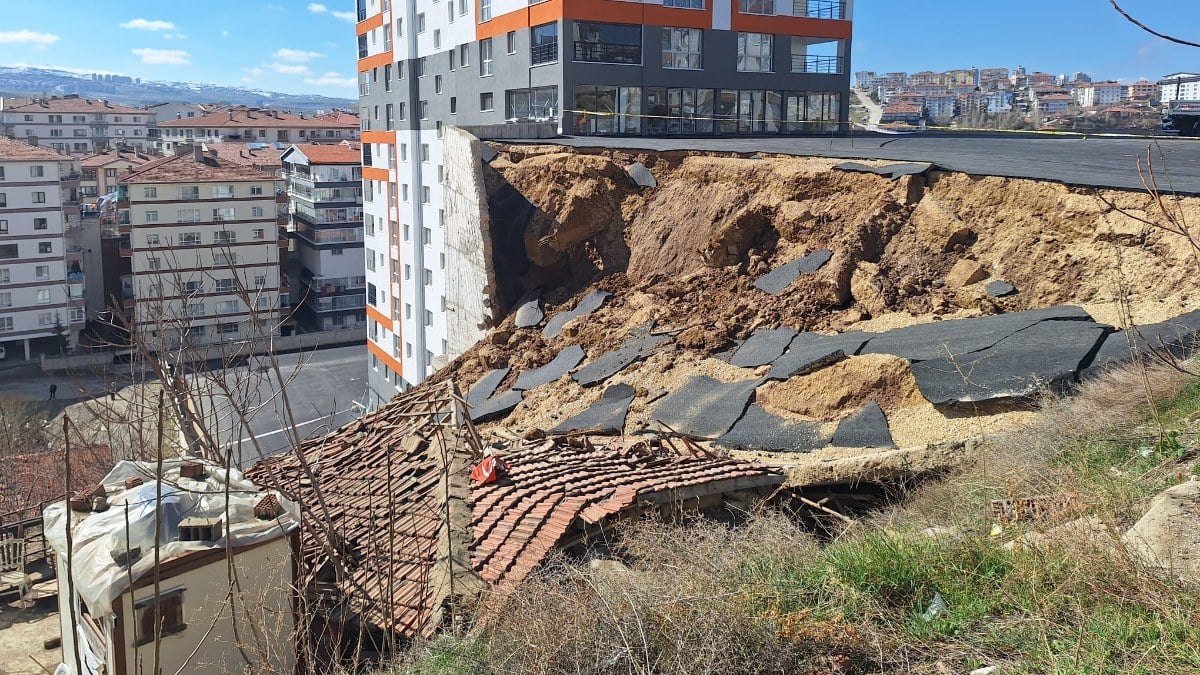 Ankara’da gecekondunun üzerine apartmanın istinat duvarı çöktü