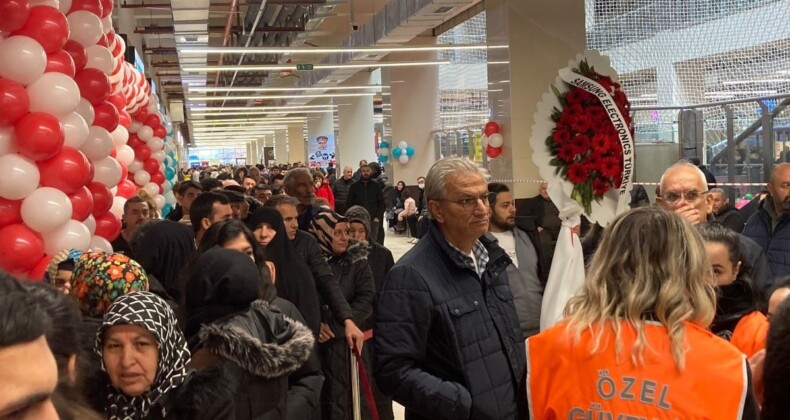 Ankara’da ucuz altın ve telefonu duyan vatandaşlar izdiham yarattı